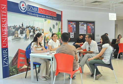 İZMİR ÜNİVERSİTESİ'NDE KAYIT İÇİN HER TÜRLÜ KONFOR HAZIR
